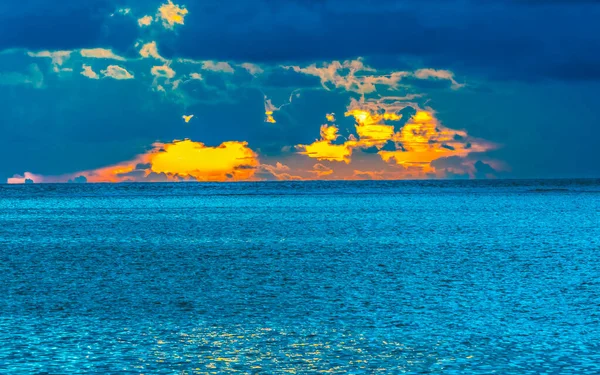 Renkli Günbatımı Yansıma Bulutu Dış Resif Mavi Su Moorea Tahiti Fransız Polinezyası. Gölde ve mercan resiflerinde sudaki farklı mavi renkler 