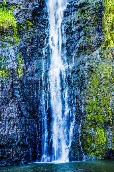 カラフルな熱帯のファラマイ滝 山タヒチ島フランス領ポリネシア — ストック写真