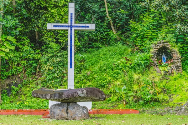 Sainte Famille 'in dışında Renkli Haç Mary Tapınağı Kutsal Aile Kilisesi Haapiti Yeşil Vejetasyon Moorea Tahiti Fransız Polinezyası