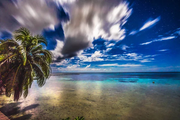 Luna Estrellas Nubes Noche Reflexión Palmeras Agua Azul Moorea Tahití — Foto de Stock