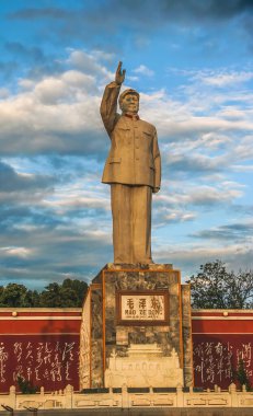 Mao Ze Dong Lijiang Yunnan 'ın Çin heykeli. 60-80 'lerde Çin' in her şehrinde Mao heykelleri vardı. Mao deyişlerindeki Çinli karakterler.