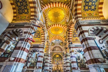 Marsilya, Fransa - 28 Aralık 2021 Basilica Mozaikleri Notre Dame de la Garde Katolik Kilisesi Marsilya Fransa 1850 'lerden kalma, Marsilya Sembolü