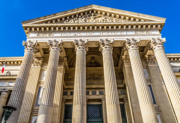Palais Justice Gerechtsgebouw Romeinse Zuilen Standbeelden Nimes Gard Frankrijk Gerechtsgebouw — Stockfoto