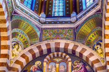Marsilya, Fransa - 28 Aralık 2021 Altın Melek Anonslama Meleği Mary 'ye İsa' nın Fresco Bazilikası Notre Dame de la Garde Katolik Kilisesi Marsilya Fransa 'nın 1850' lerde kurulduğunu söylüyor.