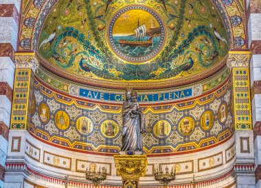 Marsilya, Fransa - 28 Aralık 2021 Siyah Meryem Ana Gemisi Mozaik Bazilikası Notre Dame de la Garde Katolik Kilisesi Marsilya Fransa 1850 'lerin Marsilya Sembolü