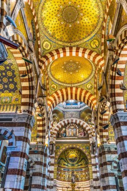 Marsilya, Fransa - 28 Aralık 2021 Basilica Mozaikleri Notre Dame de la Garde Katolik Kilisesi Marsilya Fransa 1850 'lerden kalma, Marsilya Sembolü