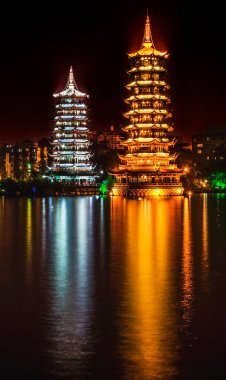 Aydınlatılmış Güneş Altını ve Ay Gümüş Pagodas Guilin Guangxi Çin Gece Yansımaları