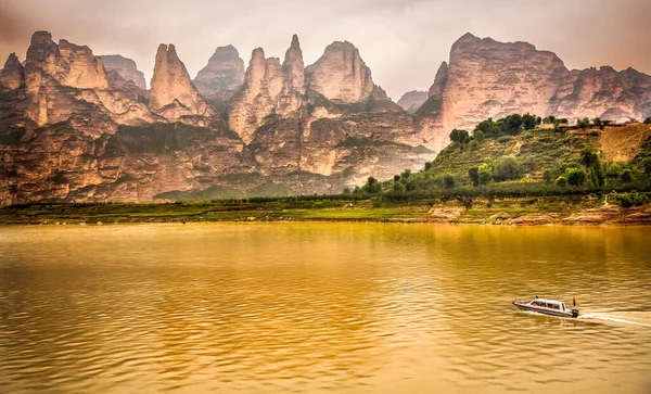 Barco Montañas Roca Liuijiaxia Embalse Cañón Binglin Buddhist Temple Lanzhou — Foto de Stock