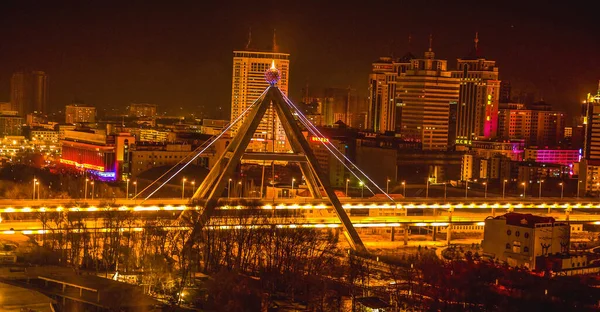 Ночная Съемка Cityscape Bridge Illuminated Xining Провинциальная Столица Провинции Цинхай — стоковое фото