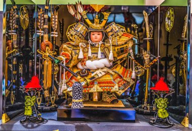 Renkli Japon Samuray El Sanatları: Waikiki Honolulu Hawaii Geleneksel Japon bebeği. Hinamatsuri Oyuncak Bebek Festivali için. Japonya 'nın en büyük kültür festivallerinden biri.
