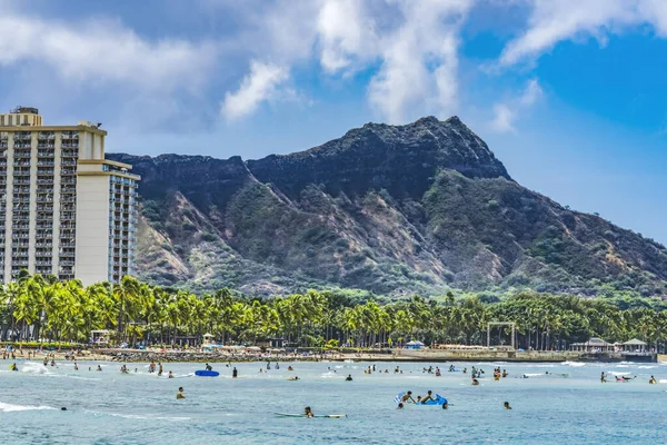 Kleurrijke Waikiki Beach Surfers Zwemmers Diamond Head Hotels Honolulu Hawaii — Stockfoto