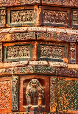 Kaibao Budist Manastırı tarafından 1069 yılında inşa edilen Kaifeng Henan Çin Anıtı Demir Pagoda Çinli ressamlara tuğla tuğla örer. Çin 'deki en iyi simli tuğla pagoda örneğidir.