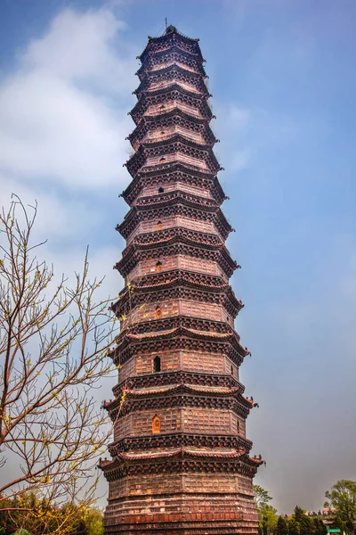 古代鉄塔仏教記念碑開封河南省中国開宝仏教記念碑によって1069年に建てられました 中国の施釉レンガ塔ベスト例 — ストック写真