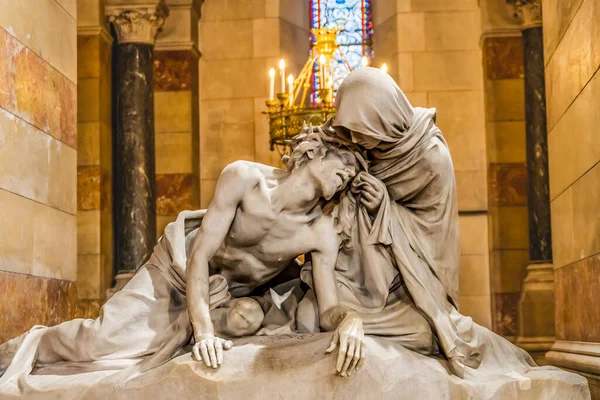 Marseille Frankrijk December 2021 Maria Jezus Pieta Standbeeld Kaarsen Kathedraal — Stockfoto