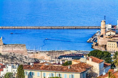 Marsilya Şehir Manzarası Harbors Breakwater Apartman Binaları Marsilya Cote d 'Azur France. Notre Dame 'dan Görünüm