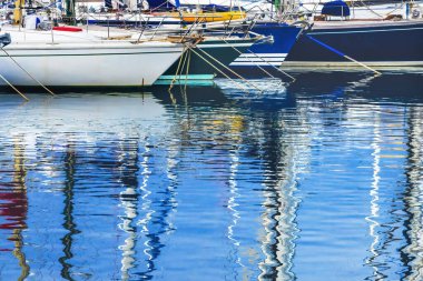 Renkli Marina Yatları Rıhtım Yansımaları Marsilya Fransa Cote d 'Azur bölgesinde Marsilya Fransa' nın ikinci büyük şehridir.