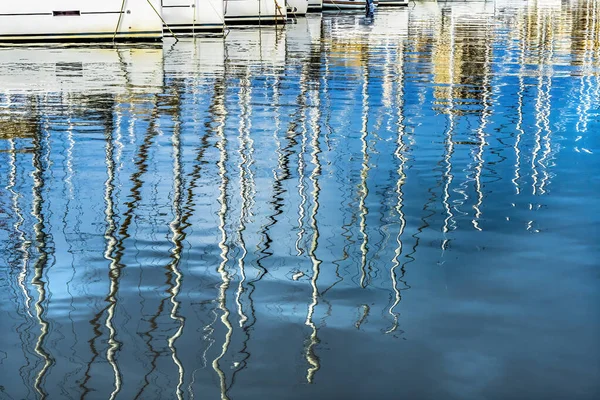 Renkli Marina Yatları Rıhtım Yansımaları Marsilya Fransa Cote Azur Bölgesinde — Stok fotoğraf