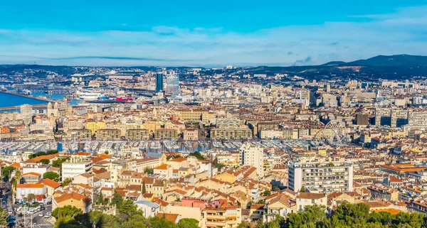 Renkli Marina Yatları Rıhtım Yansımaları Restoranlar Kilisesi Marsilya Fransa Marsilya Cote d 'Azur bölgesi Fransa' nın en büyük ikinci şehridir.