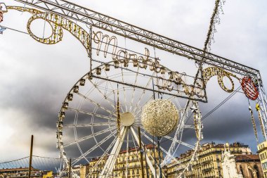 Dönme dolap Noel süslemeleri Süs Dükkanları Marsilya Fransa ana caddesi mağazaları. 