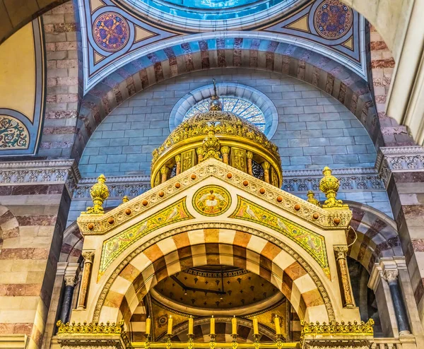 法国马赛 2021年12月26日 法国马赛大教堂圣玛丽 梅约天主教堂黄金圆顶盖在主祭坛上 — 图库照片