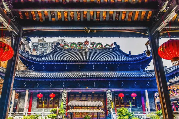 エントランス天王ホールゲートレッドランタン6つのガジュマルの木仏教寺院広州市広東省中国 537年に建てられた宋赤提灯はそれらに幸運を言う — ストック写真