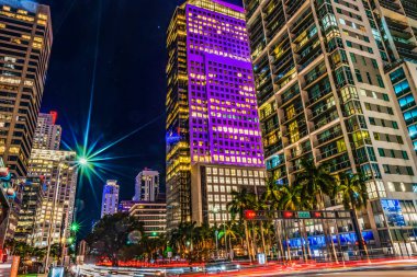 Brickell Bulvarı Gece Trafiği Yükseliş Apartman Binaları Miami Florida şehir merkezindeki Gökdelenler