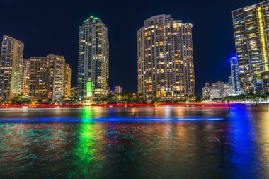 Renkli Miami Nehri Su Yansımaları Gecesi Yıldızlar Apartman Binaları Riverwalk Miami Florida
