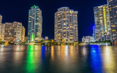 Renkli Miami Nehri Su Yansımaları Gecesi Apartman Binaları Riverwalk Miami Florida