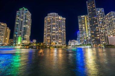 Renkli Miami Nehri Su Yansımaları Gecesi Yıldızlar Apartman Binaları Riverwalk Miami Florida