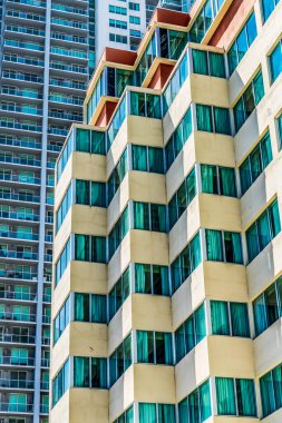 Orange Yellow High Rise Apartman Binaları Miami Florida şehir merkezinde Balkonlar