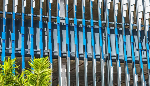 蓝色白色抽象装饰艺术大楼装饰棕榈树迈阿密海滩佛罗里达迈阿密海滩有漂亮的餐厅和商店 要去的地方 — 图库照片