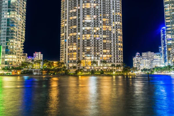 Renkli Miami Nehri Su Yansımaları Gecesi Apartman Binaları Riverwalk Miami Florida