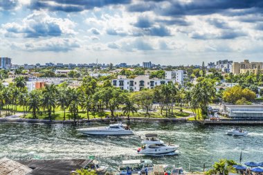 Miami, Florida - 23 Mart 2021 Renkli Miami Nehri Su Yansımaları Balıkçı Teknesi Restoranı Apartman Binası Miami Florida