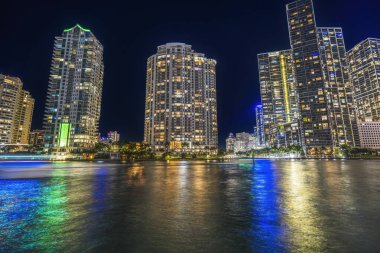 Renkli Miami Nehri Su Yansımaları Gecesi Yıldızlar Apartman Binaları Riverwalk Miami Florida