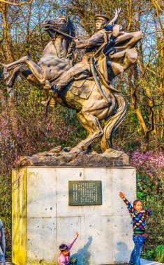 Hangzhou, Çin - 17 Şubat 2016 Öğrenci Devrimci Qimei Chen At Heykeli Batı Hangzhou Zhejiang Çin Qimei Chen, Sun Yat-Sen 'in müridiydi.