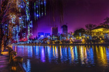 Renkli Aydınlatılmış Büyük Kanal Binaları Gece Yansıması Hangzhou Yansıması Zhejiang Çin. MS 500 'lü yıllarda 1.000 milden fazla mesafedeki en eski Çinlileri yarattı..