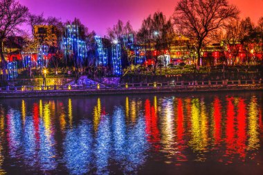 Renkli Aydınlatılmış Büyük Kanal Binaları Gece Işıkları Yansıması Hangzhou Zhejiang Çin. MS 500 'lü yıllarda 1.000 milden fazla mesafedeki en eski Çin kanalını oluşturdu..