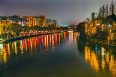 Grand Canal Binaları Gece Işıkları Yansıması Hangzhou Zhejiang Çin M.S 500 'lü yıllarda 1.000 milin üzerindeki en eski Çin kanalını oluşturdu.