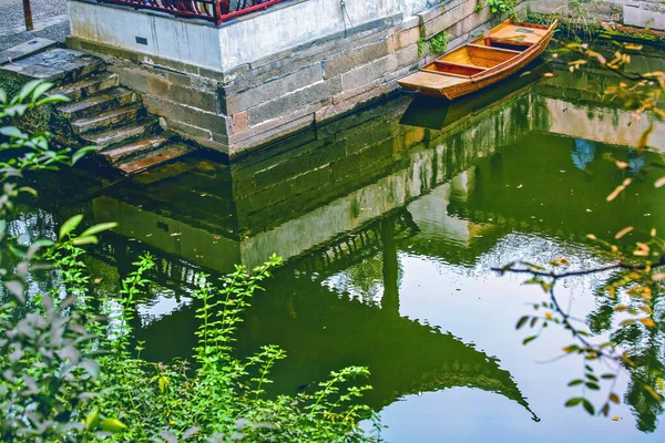 Ancient Chinese Pagoda Reflection Garden Humble Administrator Zhouzheng Yuan Boat — ストック写真