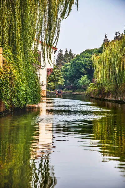 Wooden Boat Canal Green Willow Trees Ancient Chinese Houses Water — Stockfoto