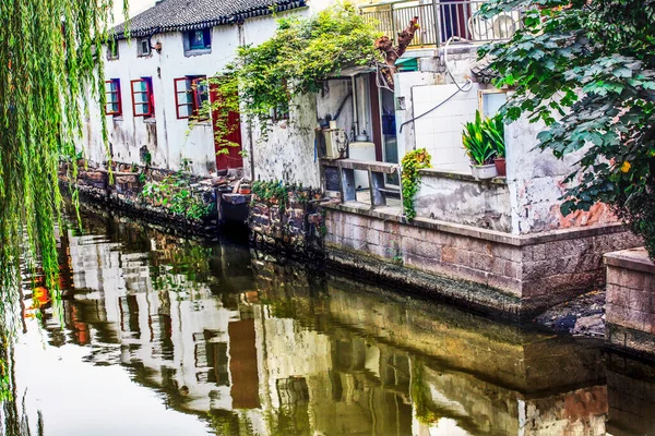 Ősi Kínai Házak Zöld Fűzfa Víztükörkép Suzhou Iangsu Kína — Stock Fotó