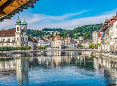 Chapel tahta kaplama Footbridge Kapellbrucke Cizvit Kilisesi yansıması Reuss Nehri 'nin üzerindeki iç liman Lucerne İsviçre. 1365 'te inşa edilmiş.