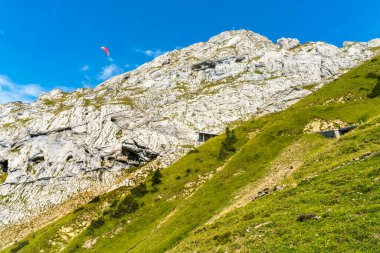Pembe Parasail Rocky Uçurumları Ağaçları Pilatus Lucerne Dağı 'na tırmanıyor İsviçre Dağı' na tırmanıyor. Pilatus gözlem noktası