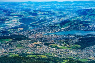 Inner Harbor Gölü Lucerne Çayırı Pilatus Lucerne Dağı İsviçre 'den Ağaçlar. Pilatus gözlem noktası