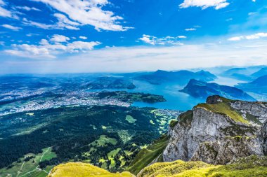 Cliff Lake Lucerne Ovası Pilatus Dağı 'ndan İsviçre' nin Lucerne Dağı 'na kadar uzanır. Pilatus gözlem noktası