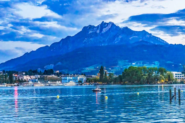 Colorful Lake Lucerne Mount Pilatus Boats Harbor Buildings Evening Lucerne — Stock Photo, Image