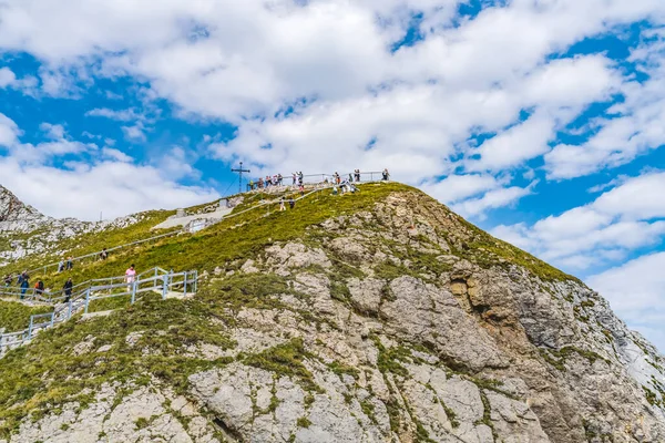 Turister Trail Religious Cross Monument Pastures Mount Pilatus Observation Point — Stockfoto