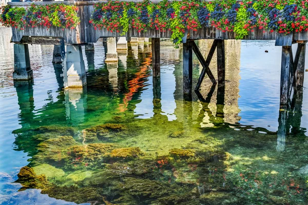 Kapell Trä Täckt Gångbro Kapellbrucke Reflektion Över Reuss River Lucerne — Stockfoto