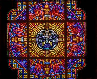Tucson, Arizona - 26 Mayıs 2021 Renkli Kutsal Ruh Güvercini Cam St. Augustine Katedrali Katolik Kilisesi Bazilikası Tucson Arizona 1776 'da kuruldu.