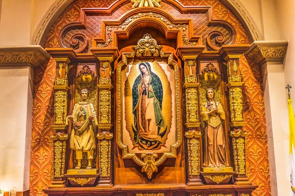 アリゾナ州ツーソン 2021年5月26日グアダルーペ祭壇像聖アウグスティヌス大聖堂カトリック教会アリゾナ州ツーソンメキシコグアダルーペのために1776年に再建された1800年の神社 — ストック写真